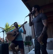 Gusttavo Lima faz pocket show surpresa em resort na Barra de São Miguel e encanta hóspedes