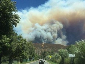 Incêndio na Califórnia desaloja mais de 80 mil e atinge comércio e residências