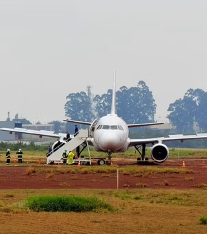 Avião com 151 pessoas a bordo sai da pista durante pouso e fica atolado na lama