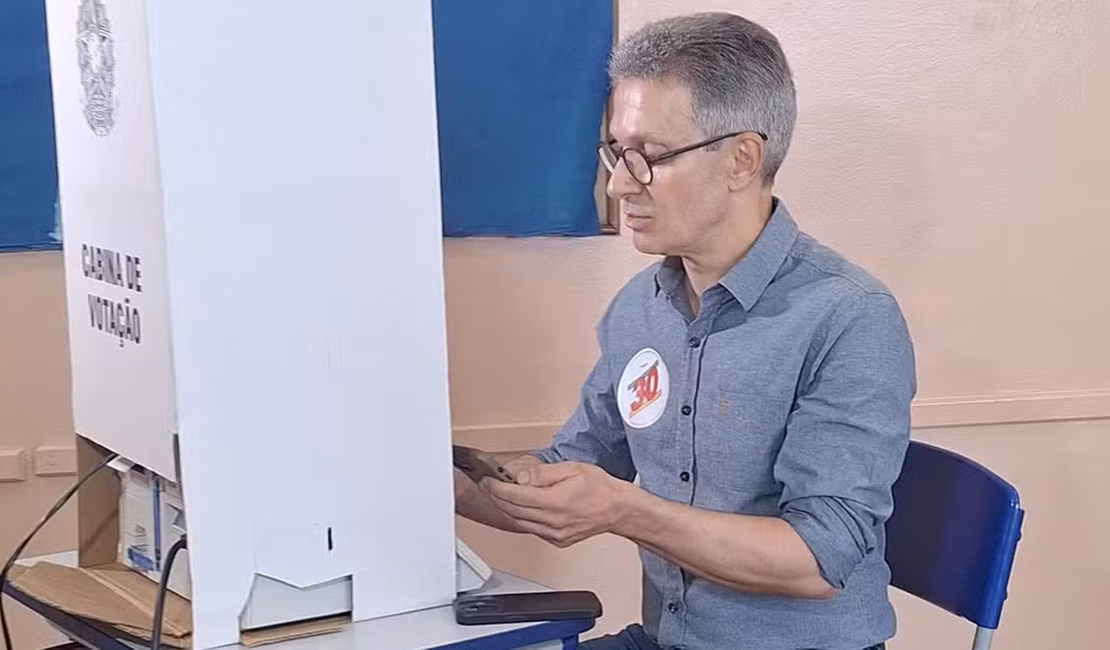 Zema vota com celular na mão em Araxá, em Minas; TRE apura
