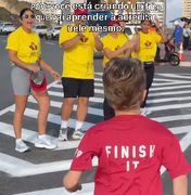 Mãe emociona ao incentivar filho durante corrida kid