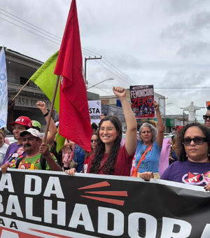 Teca Nelma participa de ato em Arapiraca e defende fim da escala 6x1