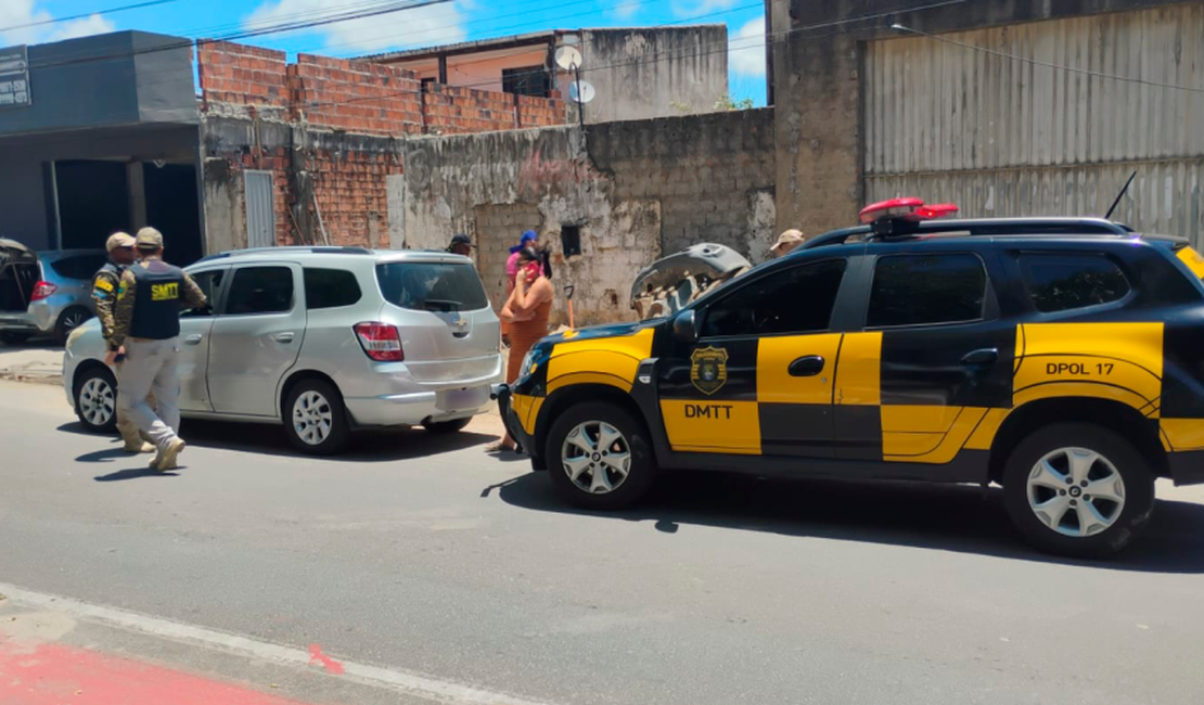 Fiscalização flagra condutora sem habilitação realizando transporte escolar