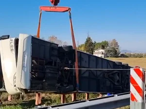 Ônibus que transportava ucranianos capota na Itália e deixa ao menos um morto