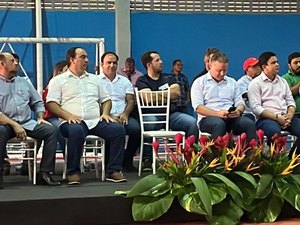 Albuquerque “toma” prefeito de Junqueiro da base de Paulo Dantas