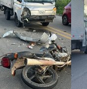 Motociclista invade contramão, bate em caminhão e fica ferido em Maceió