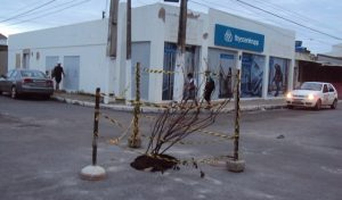 Casal faz reparo em rede coletora de esgoto e muda trânsito na Jatiúca