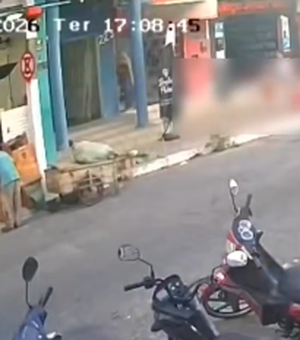 Casal é flagrado furtando capacete em plena luz do dia no Centro de Arapiraca