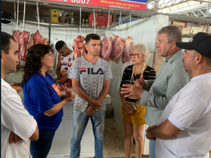 [Vídeo] Trabalhadores do Mercado Público solicitam presença de vereadora para falar sobre a estrutura do prédio