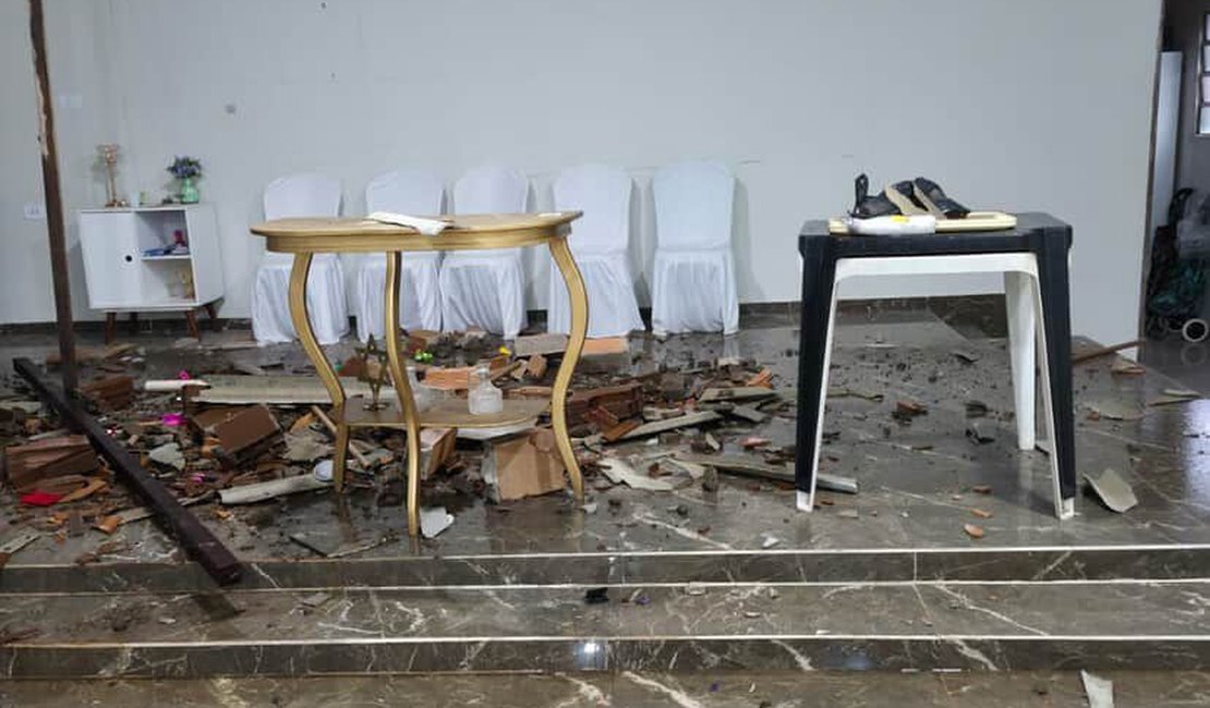 [Vídeo] Ventania arremessa madeiras da casa pastoral e atinge igreja em Traipu