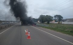 Bombeiros são acionados para carro em chamas na AL-101 Sul