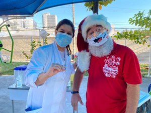 'Professor de Papais Noéis', Limachem Cherem é vacinado contra a Covid no Rio