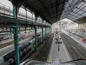 Greve na França afeta transportes nas primeiras horas da manhã