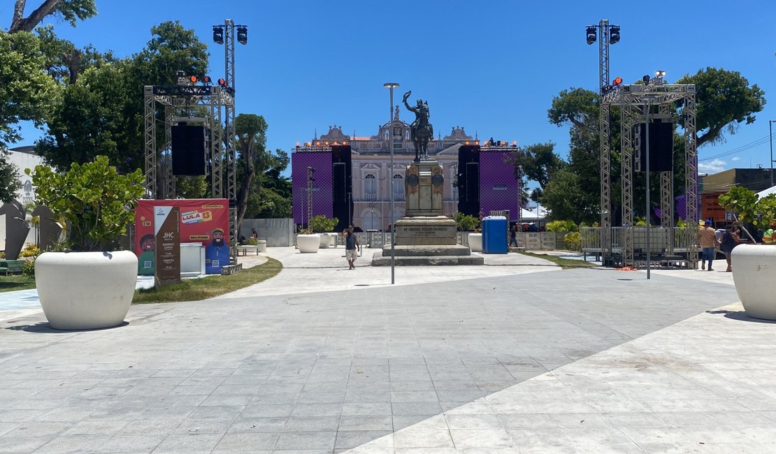 [Vídeo] Praça Deodoro, em Maceió, recebe estrutura para ato de campanha de Lula