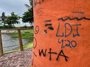 Escultura 'O Beijo da Mestra Irinéia'  é vandalizada no Posto 7