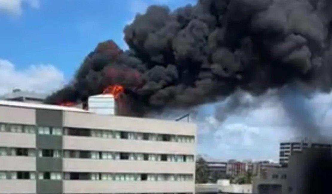 Incêndio de grandes proporções mobiliza bombeiros em hotel na Cruz das Almas