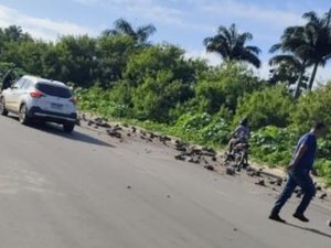 [Vídeo] Caminhão derruba pedras e causa perigo a condutores na ladeira do Claudionor