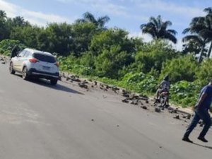 [Vídeo] Caminhão derruba pedras e causa perigo a condutores na ladeira do Claudionor