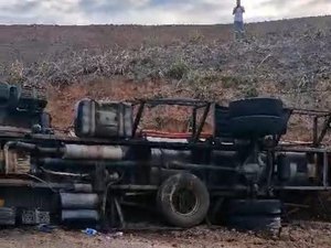 Caminhão com carga de água mineral tomba AL-105 em São Luís do Quitunde