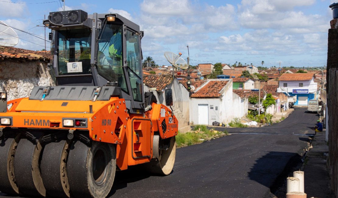 Do barro para o asfalto: Três ruas do bairro cacimbas ganham pavimentação