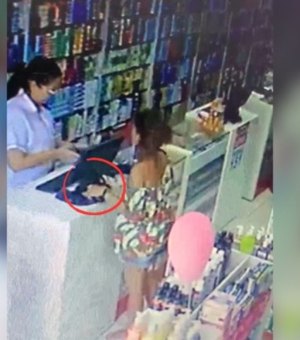 [Vídeo] Mulher é flagrada furtando carteira em farmácia no bairro Jacintinho