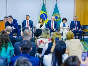 Lula assina projeto de lei que garante verba para piso da enfermagem