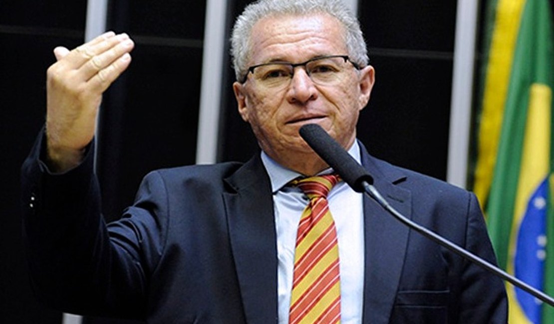 Deputado federal Assis Carvalho morre após sofrer infarto