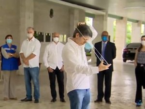 Ministro da Saúde se atrapalha com máscara e vídeo viraliza na web