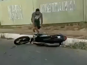 Motorista danifica moto de entregador e grupo de motociclistas vai até a casa em Maceió