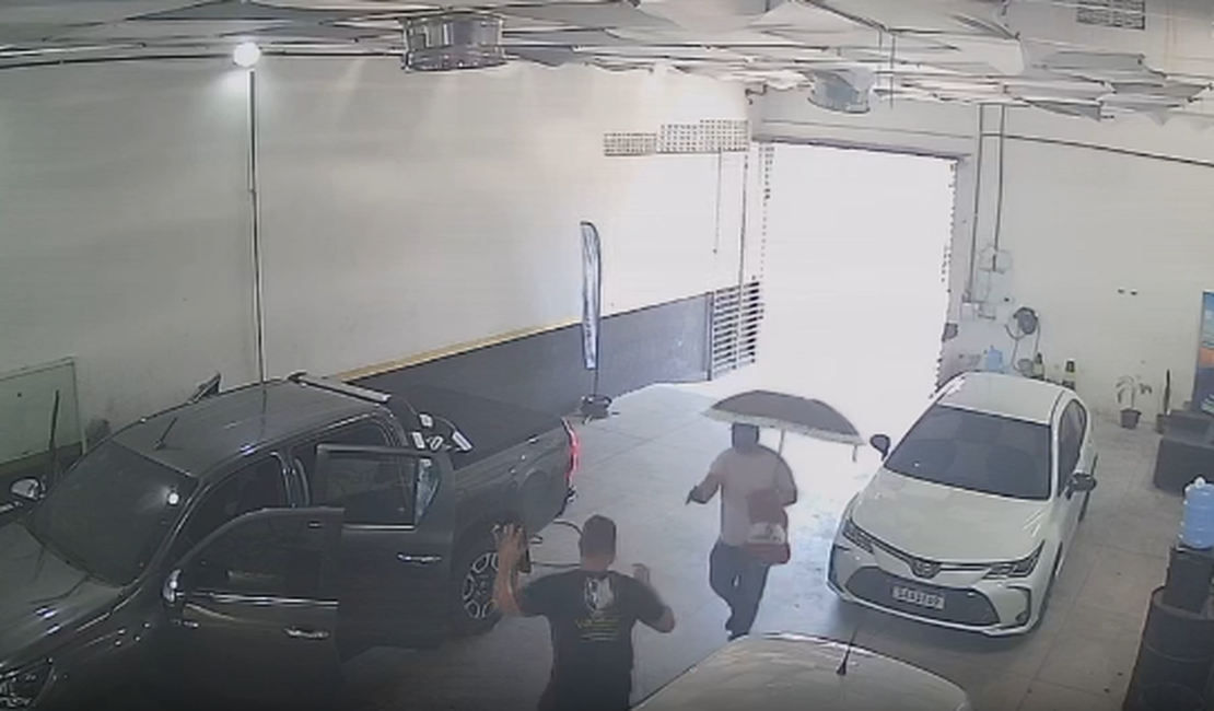 [Vídeo] Ação integrada entre polícias prende dupla suspeita de roubar vários carros em Maceió