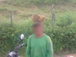 BPRv flagra homem conduzindo moto com jaca na cabeça na AL-101 Norte