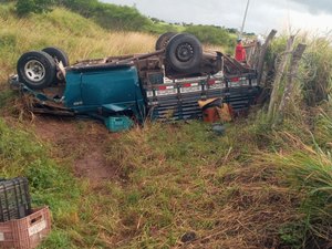 [Vídeo] Caminhão capota na entrada do município de Coité do Noia