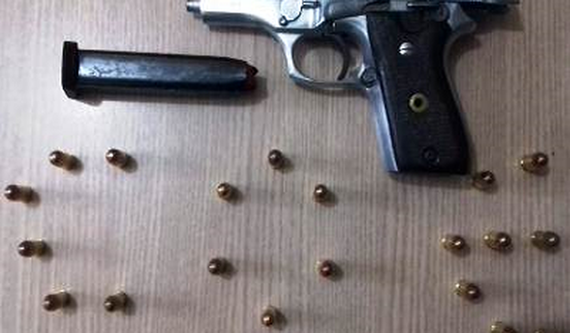 Jovem de 24 anos é preso com arma de fogo na Ponta Grossa, em Maceió