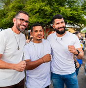 Leonardo Dias e Fabio Costa participam de procissão em Santana do Ipanema e enaltecem fé do povo sertanejo