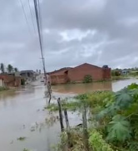 Chuva deixa vias alagadas e intransitáveis no Conjunto Valentim, em Arapiraca