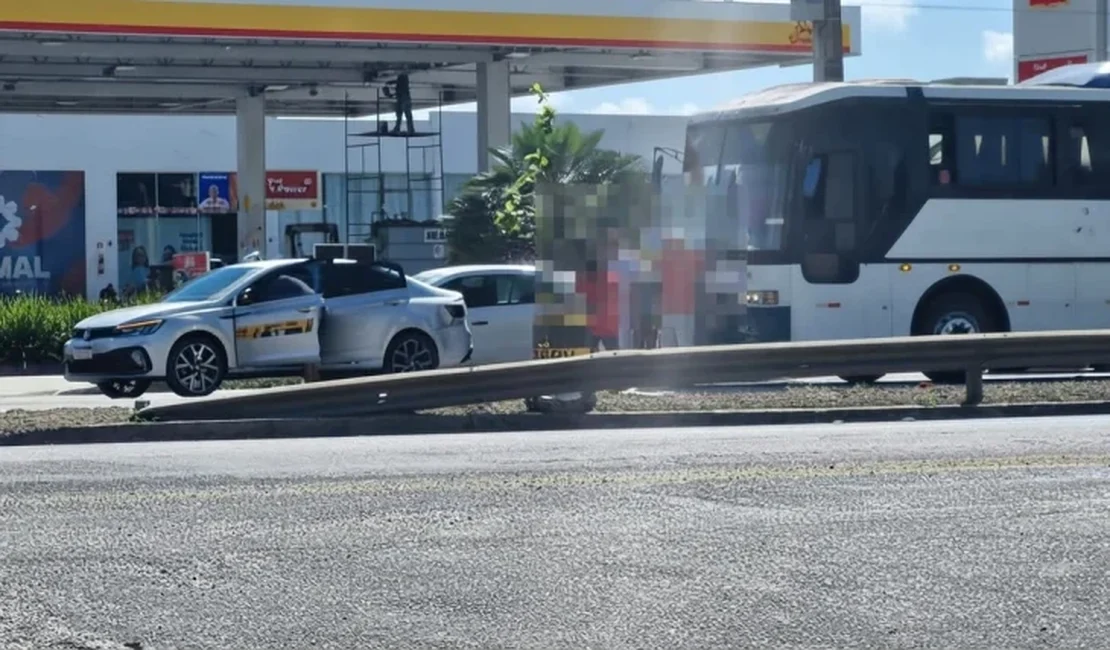 Ônibus atinge traseira de carro em frente a batalhão da PM em Arapiraca