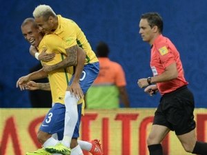 Brasil sofre, mas bate Colômbia e sobe para 2º lugar com Tite