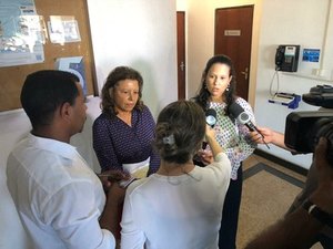 Moradores do bairro do Pinheiro, em Maceió, entregam requerimento ao MPF