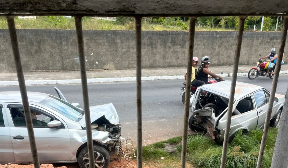 Motorista embriagado foge após bater em carro estacionado na Cidade Universitária