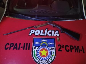 Jovens em moto são flagrados com espingarda em Jundiá