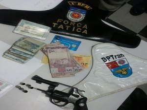 Acusados de assalto são presos com arma de fogo