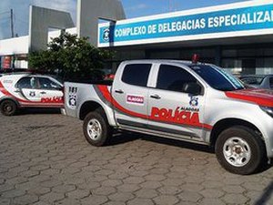 Casal é preso em bar com maconha e comprimidos alucinógenos em Maceió