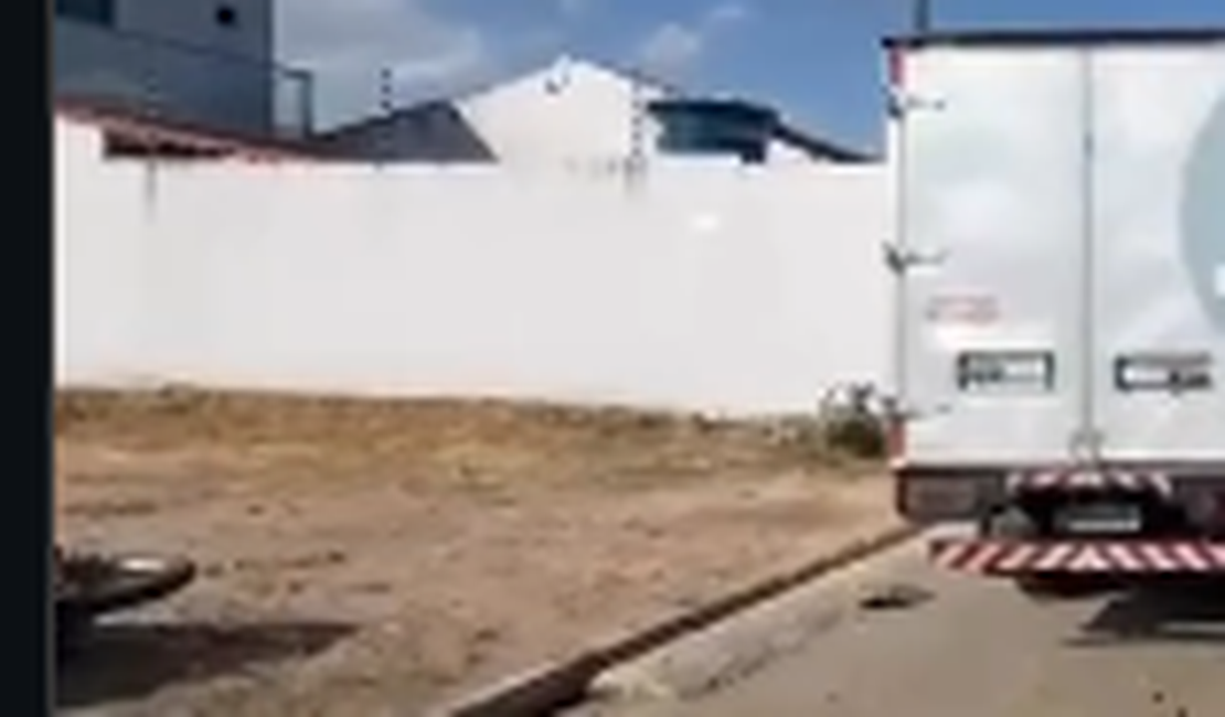 Motociclista fica gravemente ferida após ser atingida por caminhão-baú em Arapiraca