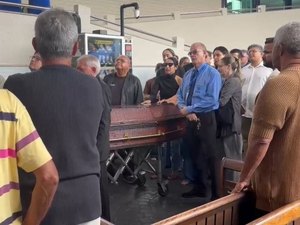 Corpo de policial civil morto dentro de viatura é enterrado sob comoção em Sergipe