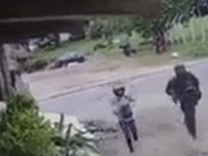 [Vídeo] Câmeras flagram chegada e fuga de casal suspeito de homicídio em barbearia de Maceió