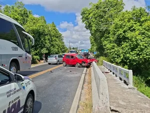 [Vídeo] Homem colide carro em ponte após cochilar no volante em Satuba