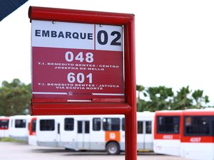 SMTT atende usuários e reforça linhas de ônibus da capital