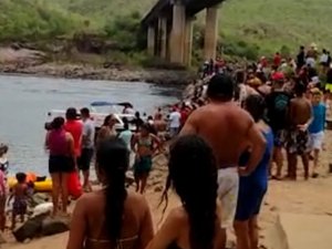 Bombeiros procuram jovem que caiu no Rio São Francisco quando tentava tirar fotos em pedras