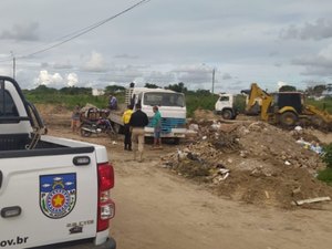 Fiscalização flagra descarte irregular de lixo em terreno no Bairro Itapoã em Arapiraca