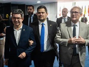 Renan Calheiros estreita laços com Alcolumbre após obstrução do Senado por bolsonaristas